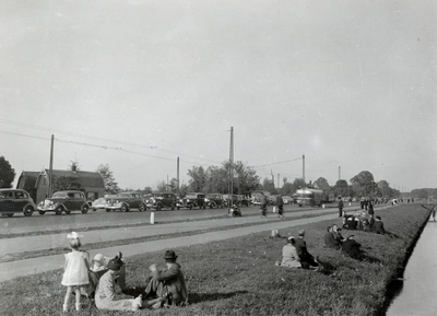 24746 Afbeelding van de pinksterdrukte op de Biltsestraatweg te Maartensdijk, met bermtoeristen en file.N.B. Dit ...